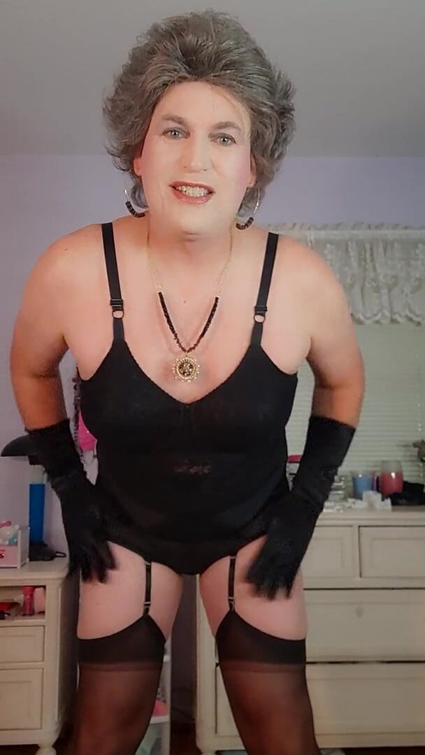 Victoria Lecherri: Satinhandschuhe und grundbekleidung!