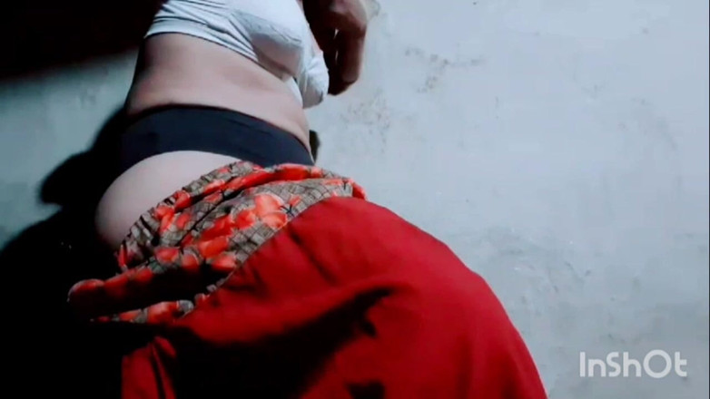 TricolorMusic3: Enquanto pressiona os seios sobre a roupa, ela está gradualmente...