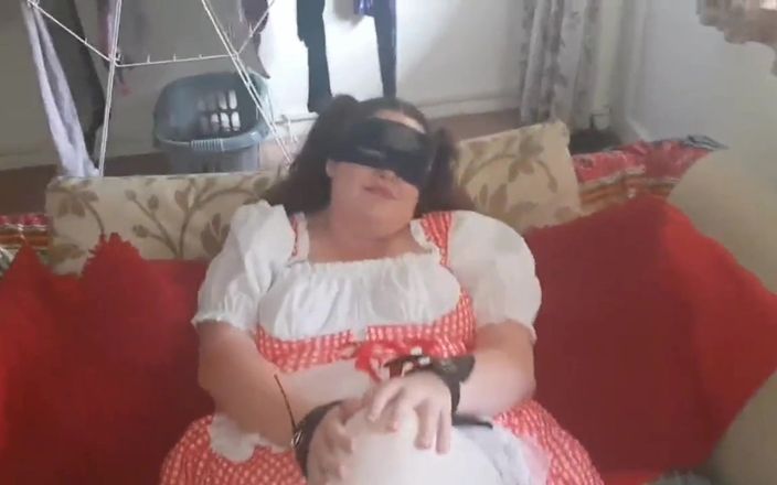 Real homemade BBW BBC porn: My Kness kouří velké černé péro se zavázanýma očima v oblečení...