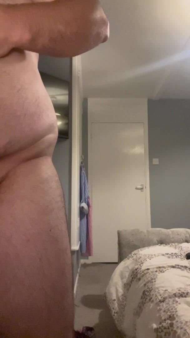 Shaun Cbt: Pták a koule svázané extrémně těsně růžovým provazem, dokud se...