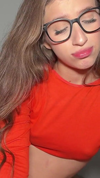 Meine freundin will auf eine halloween-party gehen, aber ich bitte sie, mir zuerst ihre enge muschi zu geben