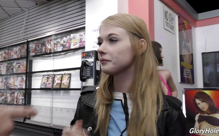 Gloryhole: Hannah Hays saje velké černé péro gloryhole