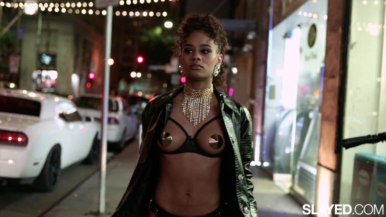 Slayed: जंगली सवारी के लिए Slayed हावी scarlit straps celia