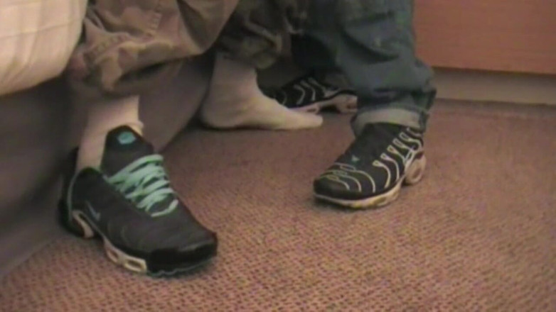 Sneaker gay: Кросівки на відеозаписі в готельному номері