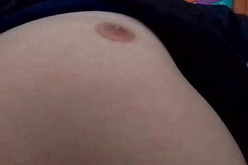 Gangbang straight: Yatakta tek başına uzanıyor