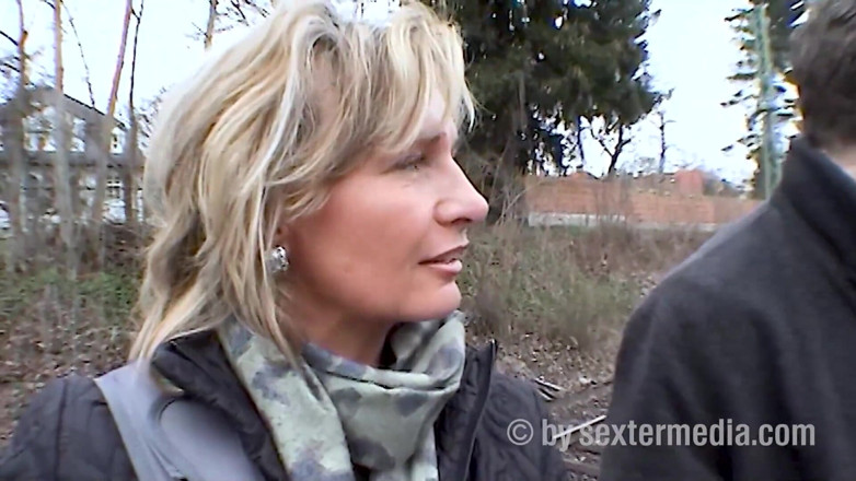 Sextermedia by Pete: Une femme au foyer mature se fait baiser par la...
