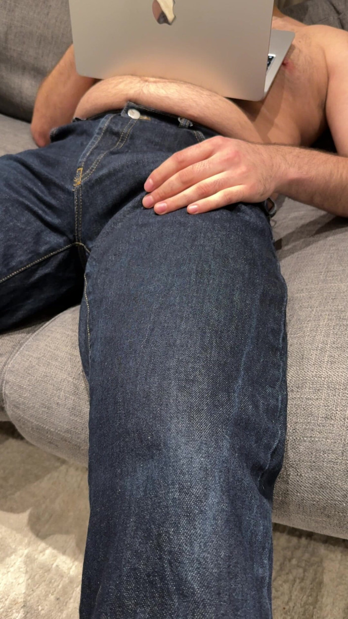 Cock in Jeans: Перегляд порно в вузьких джинсах - кінчаю на себе