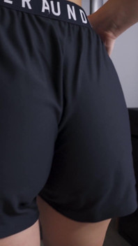 Ragazza bianca con culo perfetto prende in giro il culo in pantaloncini sportivi sotto l'armatura