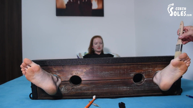 Czech Soles - foot fetish content: Impiedosa cócegas de seus grandes pés nus