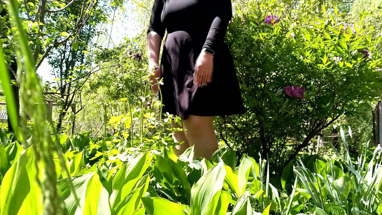 Elena: Geile MILF pisst in höschen für den verkauf im freien...