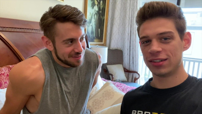 Dante Colle Gay: 2 amici scopano nel letto dell'amico mentre April fools scherza