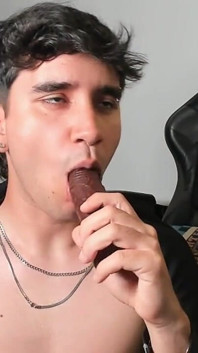 Latino Muda Menghisap Dildo Dan Melancap