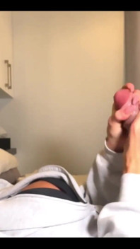 ベッドで顔の射精をしてムラムラしたふた