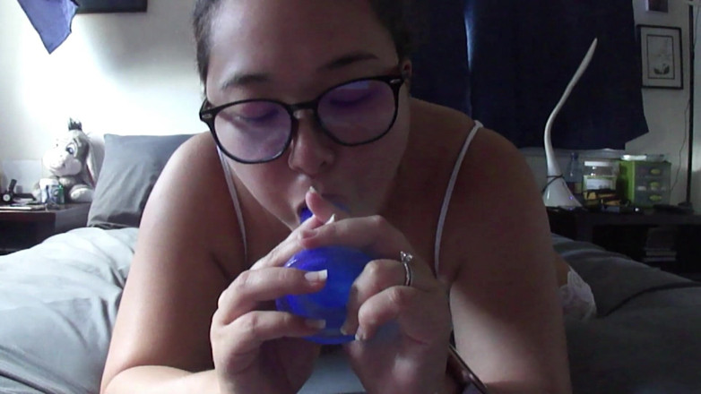 Lovelyasiangirl: 书呆子亚洲女孩在她的网络摄像头上玩玩具