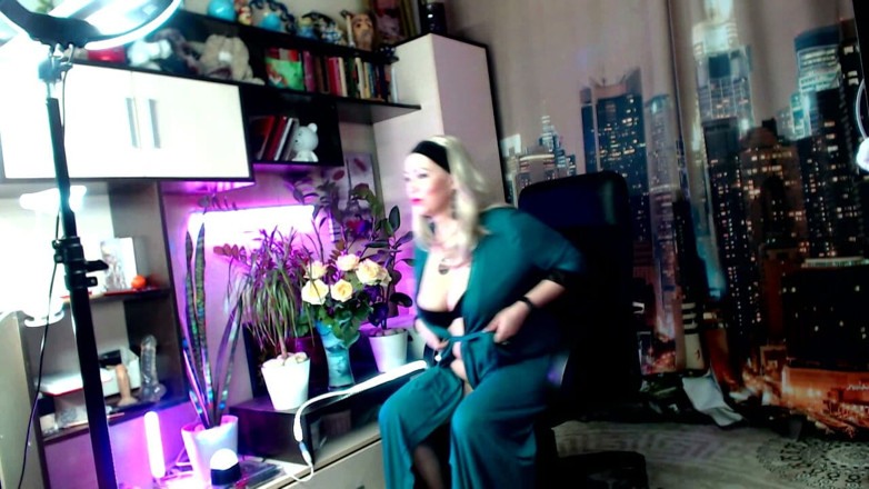 AimeeParadise: Sexy chubby stepmommy (aka my sluwife) wild masturbates for you with...