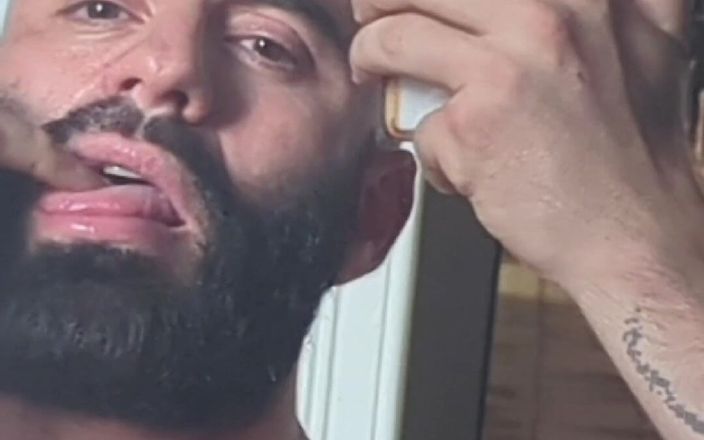 The bearded master: Předvádím mé silné tělo a tvrdého ptáka.