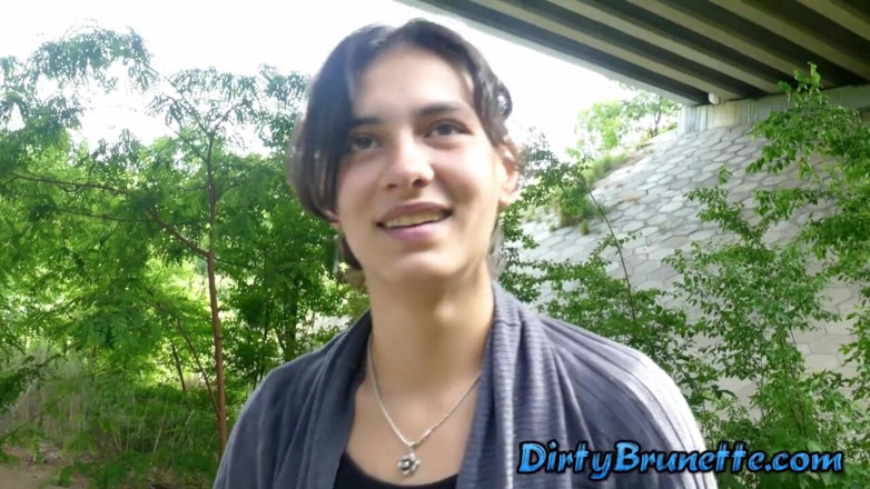 Dirty Brunette: 痴女妻は車の中でコックを吸い、橋の下で2つのコックを吸い、夫と彼の友人と何度もファックの長いビデオ