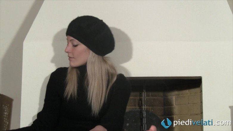 Foot Fetish HD: Christelle zdejmuje różowe wysokie obcasy i bawi się stopami