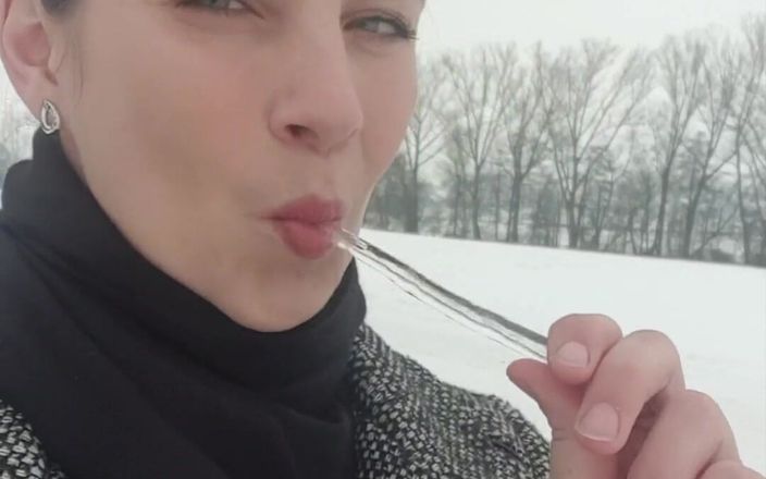 Katerina Hartlova: Jag älskar att leka med istappar på vintern, slicka dem och...