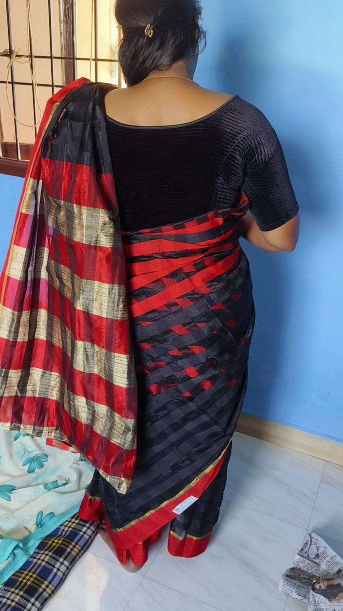 Benita sweety: काली साड़ी पहनना हॉट शो