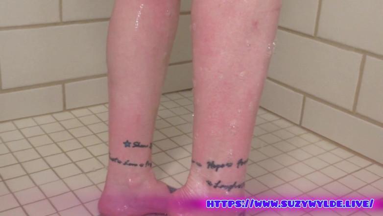 Suzy Wylde: Ora băii, duș și bule