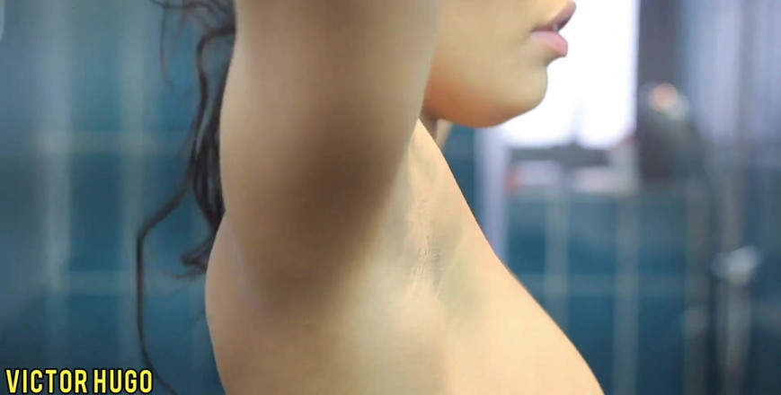 VictorHugo: Ho filmato la mia ragazza mentre si fa un bagno