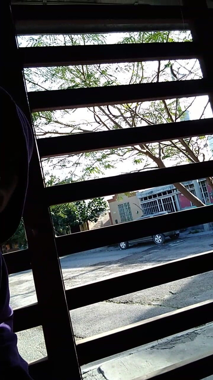 AlexAlejandro13: Ben mastürbasyon yaparken sandalyede oturuyor, ev kapısının önünde