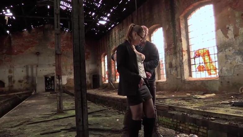 German amateur - 100% German hardcore videos: Milf chupando polla en edificio abandonado