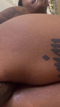 Büyük memeli kalın zenci amcık, büyük göt, dildoya biniyor