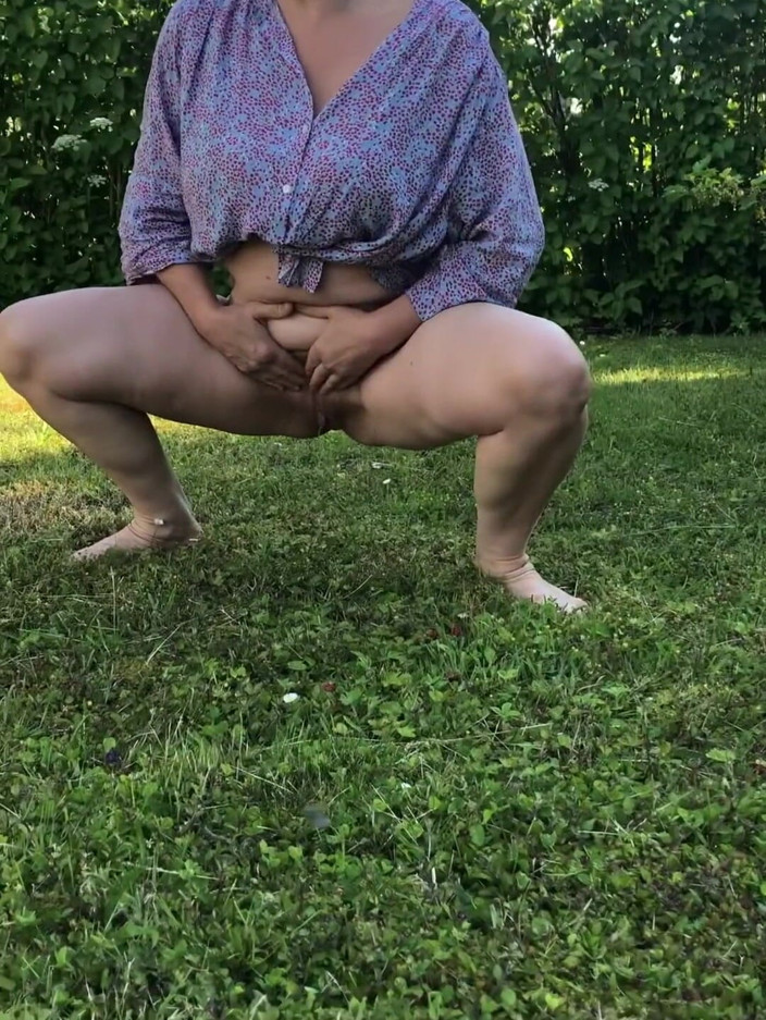 Hotwifekbh: Pissing Mature Wife Simone