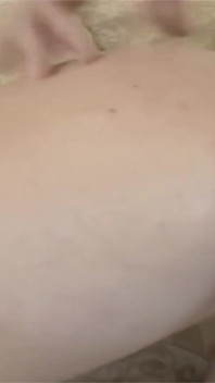 Une jolie blonde de 18 ans subit un sexe anal profond comme une salope professionnelle.