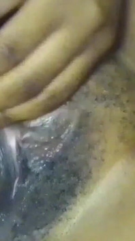 肮脏的婊子展示她的身体阴户和菊花