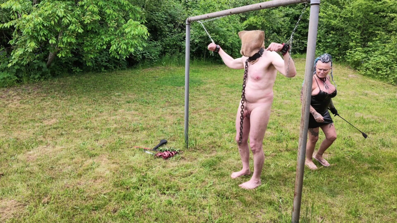 Domina Dark: Azotada desnuda en la naturaleza