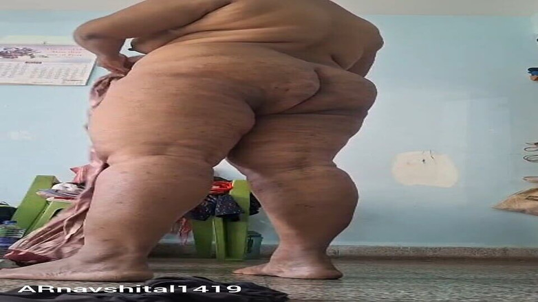 Sexyshital14: Une belle-mère déshabille son sari puis se fait toiletter dans...