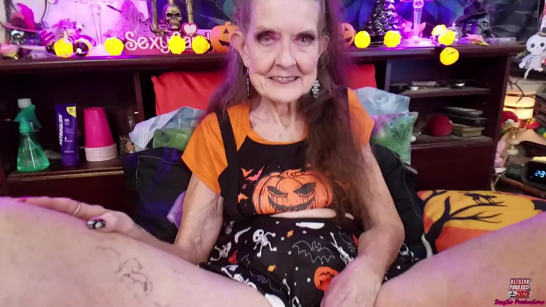 Sexy Sandra N Sir Christopher: Scopata anale e divertimento di halloween con gape ottobre 2025
