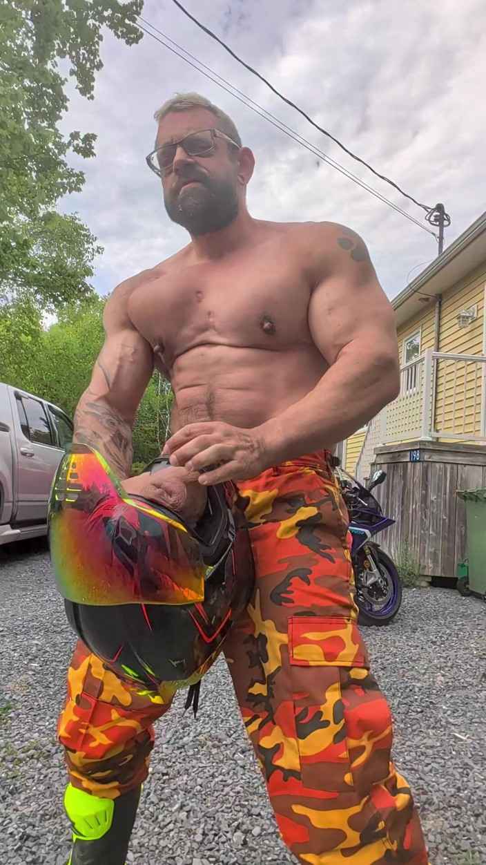 Bruiser Bearwood: 내 오토바이 헬멧을 가지고 노는 중