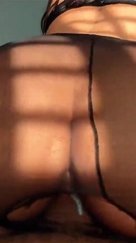 Setiausaha seksi mengoyak stokingnya untuk mengongkek bosnya selepas kerja