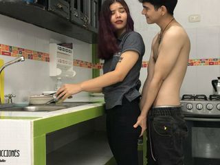 Mafelagoandcarlo: Fodendo minha meia-irmã enquanto ela lava a louça - duplo