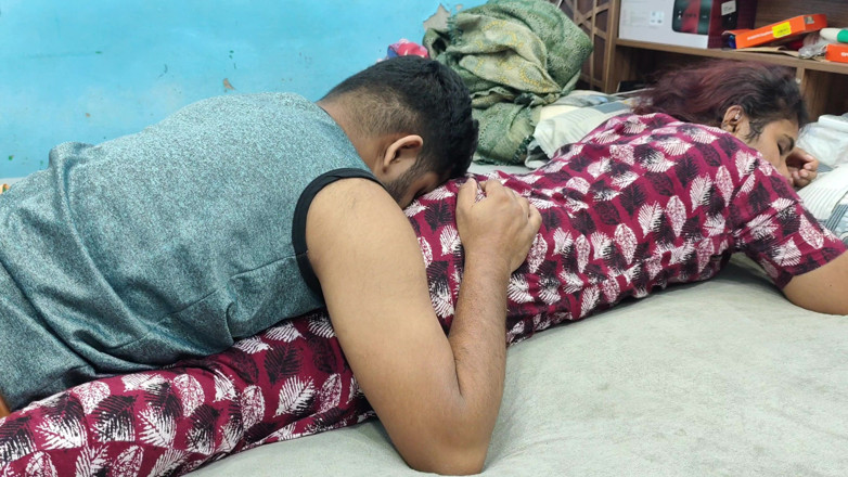 Vaigavarun45: 屁股亲吻浪漫，马来亚女孩在夜间浪漫的热屁股亲吻