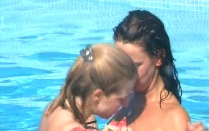 German's Lesbian: Pelacur Jerman semok bersenang-senang di kolam renang