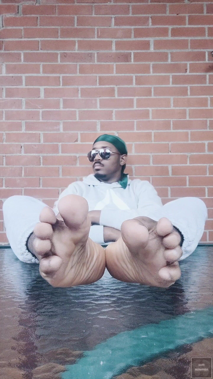 Soft Soleman: Ich zeige meine füße und berühre sie