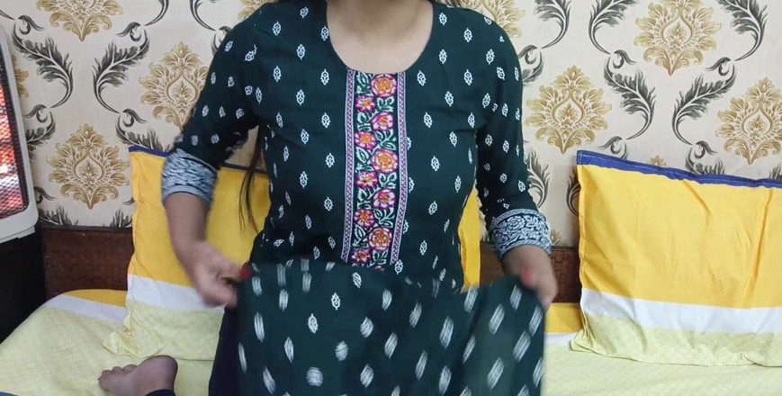 Saarabhabhi6: हिंदी सेक्स कहानी रोलप्ले - desistepsis अपने सौतेले भाई को एक रात के लिए अपने कमरे में ले गई जहां वह उसके साथ सोना चाहता था