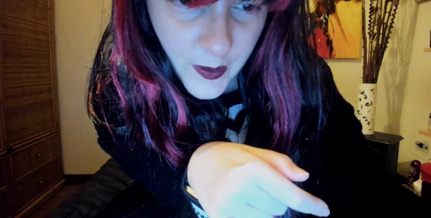 Nicoletta Embassi: गंदे मोज़े सभी को अपने मुंह में पूजा करने के लिए