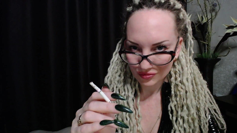 BadAssBitch: Zeița Eva fumând țigară în muie de fum în fața ta