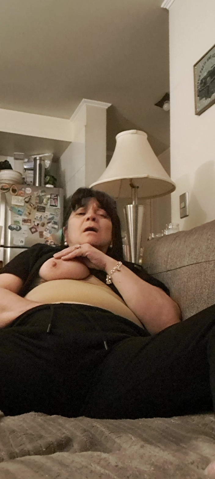 Mommy big hairy pussy: Lihat, aku seksi dan basah.