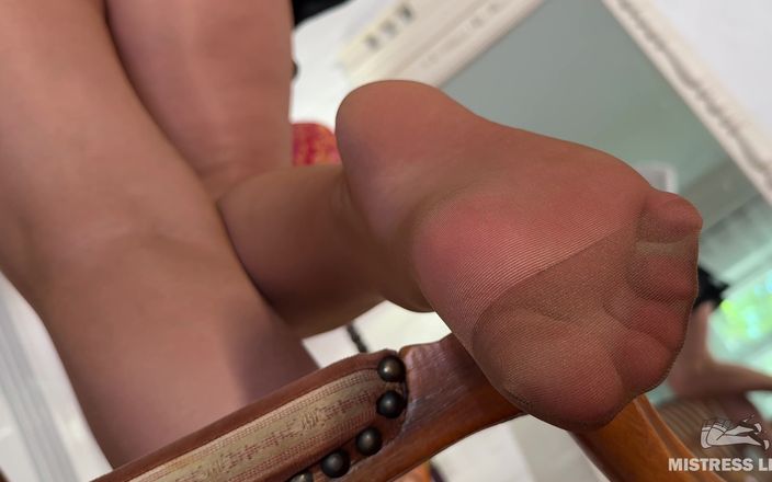 Mistress Legs: Çıplak taytlı ve yüksek topuklu tanrıça ayaklarıyla sandalyede seni azdırıyor (bölüm-2)