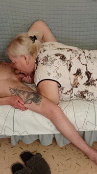 La matrigna mi succhia il cazzo e ingoia sperma