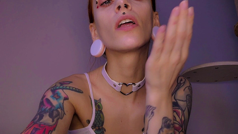 TattoedGirl666: Красивая Шлюшка Показывает Свое Красивое Лицо