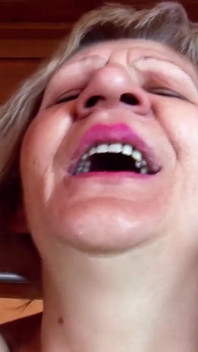 Blond chuda gilf z niezwykle owłosioną cipką zostaje naprawdę zerżnięta ponownie po długim czasie