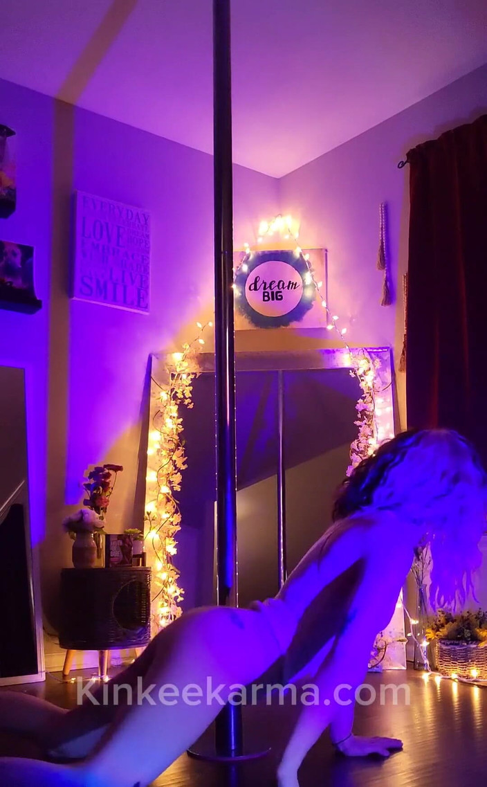 Kinkee Karma: Bu çok seksi bir sahne setiydi!! Siz kızlar için daha fazla şov...